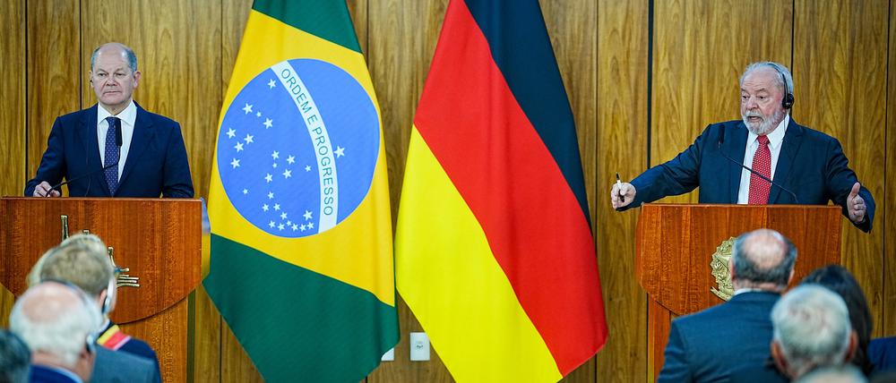 Bundeskanzler Scholz und Brasiliens Präsident Lula da Silva bei einer Pressekonferenz in Brasilia.