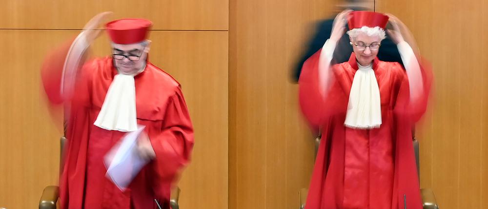 Der Zweite Senat beim Bundesverfassungsgericht mit Peter Müller (l.) und Gerichtsvize Doris König.