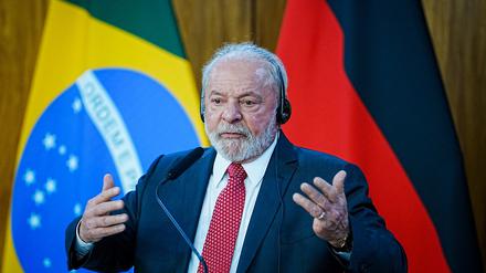 Luiz Inacio Lula da Silva, Präsident von Brasilien, gibt neben dem Bundeskanzler eine Pressekonferenz in seinem Amtssitz. 