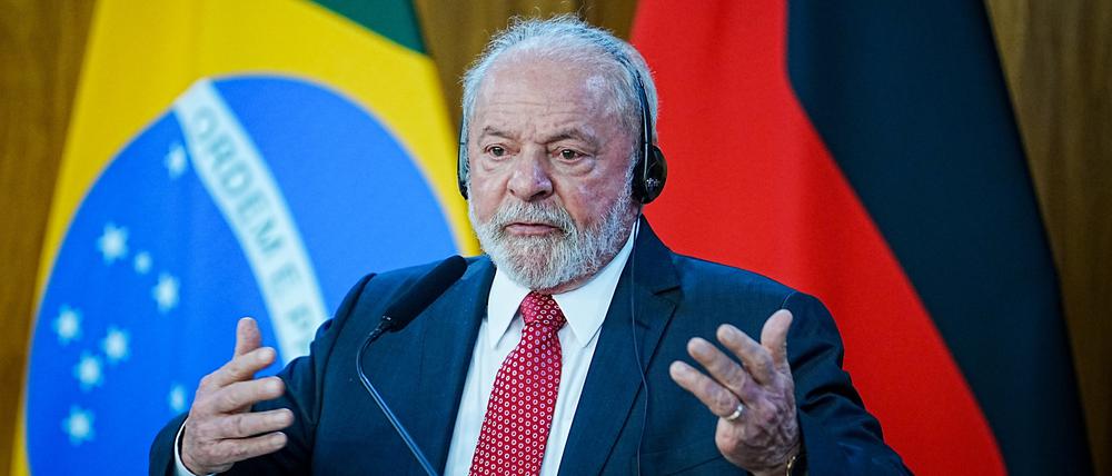 Luiz Inacio Lula da Silva, Präsident von Brasilien, gibt neben dem Bundeskanzler eine Pressekonferenz in seinem Amtssitz.