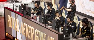 Das E-Sport-Team RNG (Royal Never Give Up) tritt bei der Gruppenphase der E-Sport „League of Legends“-Weltmeisterschaft in der Verti Music Hall an. +++ dpa-Bildfunk +++