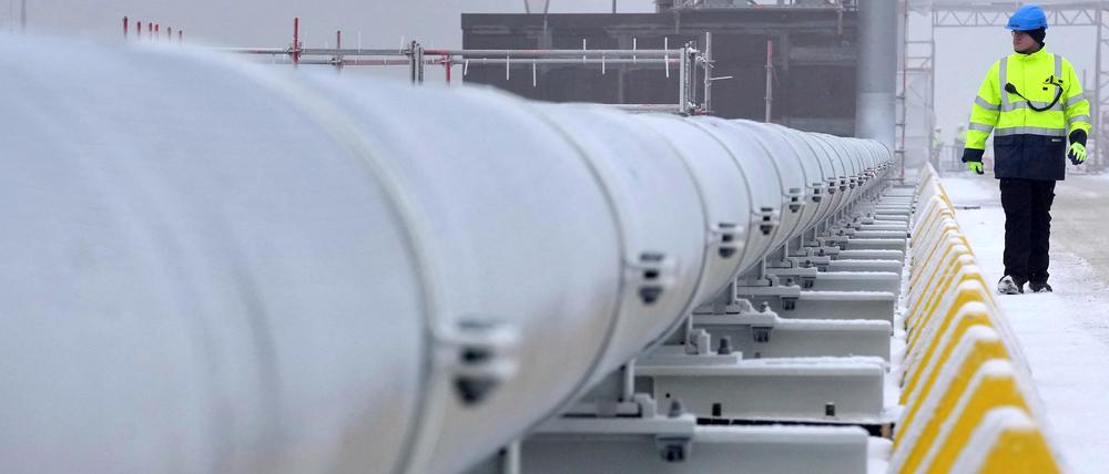 Ein Arbeiter geht an einem Gasrohr vorbei, das die schwimmende Speicher- und Regasifizierungseinheit „Hoegh Esperanza“ mit dem Festland verbindet.