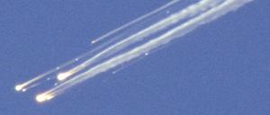 Die US-Raumfähre «Columbia» zerfällt beim Eintritt in die Atmosphäre am 1. Februar 2003 in großer Höhe über Nordtexas in mehrere Teile.