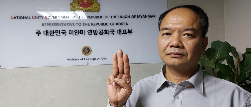 Yan Naing Htun, Quasi-Botschafter der demokratischen Diaspora Myanmars in Südkorea, steht vor einem Schild der Repräsentanz in Incheon.