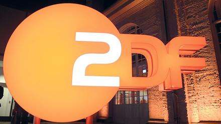 Das beleuchtete Logo des ZDF, aufgenommen am 27.03.2013 in Berlin.