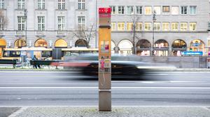 Die Deutsche Telekom hat angekuendigt, alle oeffentlichen Telefonzellen und Fernsprecher bis Februar 2023 abzuschalten und bis Februar 2025 zu entfernen. 26.01.2023, Berlin, GER - Ein oeffentlicher Fernsprecher der Deutschen Telekom in Berlin., Berlin Berlin Deutschland, DEU Telekom *** Deutsche Telekom has announced plans to shut down all public telephone booths and pay phones by February 2023 and remove them by February 2025 26 01 2023, Berlin, GER A Deutsche Telekom public pay phone in Berlin , Berlin Berlin Germany, DEU Telekom.
