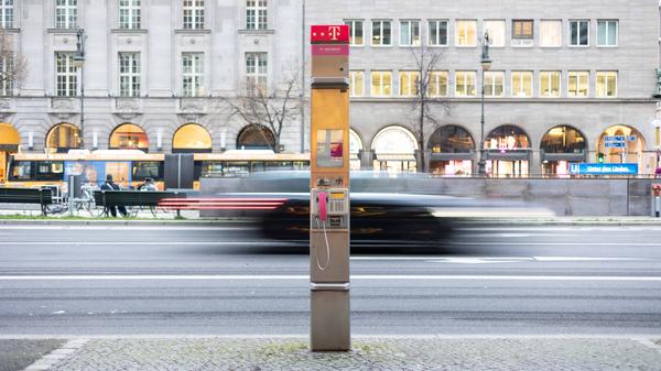 Die Deutsche Telekom hat angekuendigt, alle oeffentlichen Telefonzellen und Fernsprecher bis Februar 2023 abzuschalten und bis Februar 2025 zu entfernen. 26.01.2023, Berlin, GER - Ein oeffentlicher Fernsprecher der Deutschen Telekom in Berlin., Berlin Berlin Deutschland, DEU Telekom *** Deutsche Telekom has announced plans to shut down all public telephone booths and pay phones by February 2023 and remove them by February 2025 26 01 2023, Berlin, GER A Deutsche Telekom public pay phone in Berlin , Berlin Berlin Germany, DEU Telekom.