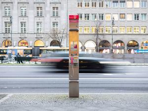 Die Deutsche Telekom hat angekuendigt, alle oeffentlichen Telefonzellen und Fernsprecher bis Februar 2023 abzuschalten und bis Februar 2025 zu entfernen. 26.01.2023, Berlin, GER - Ein oeffentlicher Fernsprecher der Deutschen Telekom in Berlin., Berlin Berlin Deutschland, DEU Telekom *** Deutsche Telekom has announced plans to shut down all public telephone booths and pay phones by February 2023 and remove them by February 2025 26 01 2023, Berlin, GER A Deutsche Telekom public pay phone in Berlin , Berlin Berlin Germany, DEU Telekom.