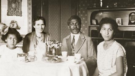 Bürgerliche Kaffeetafel. Die Familie Diek Mitte der zwanziger Jahre in Danzig.