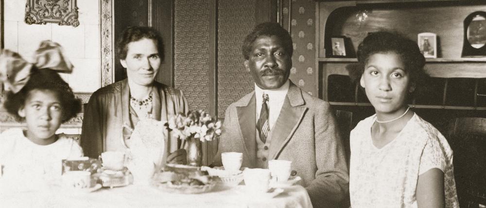 Bürgerliche Kaffeetafel. Die Familie Diek Mitte der zwanziger Jahre in Danzig.