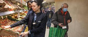 Kunden kaufen in einem Lidl-Geschäft ein (Symbolbild)