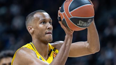 Albas Louis Olinde hält den Ball bereit zum Freiwurf. Er sieht gute Chancen für Alba. 