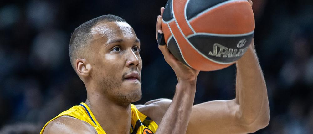 Albas Louis Olinde hält den Ball bereit zum Freiwurf. Er sieht gute Chancen für Alba. 