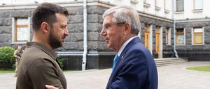 Thomas Bach traf sich im Juli mit Wolodymyr Selenskyj. Inzwischen sind die Ukrainer vom IOC enttäuscht.