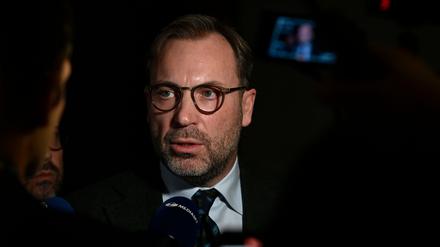 Andrea Cozzolino beantwortet Fragen von Journalisten. 