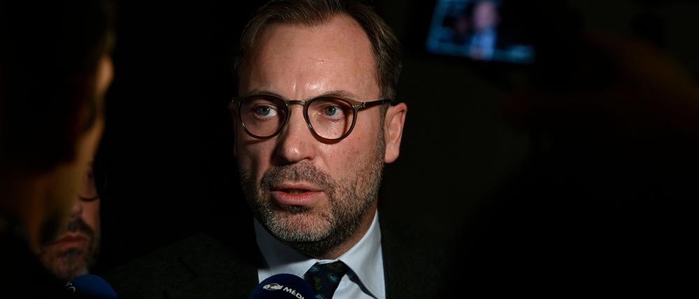 Andrea Cozzolino beantwortet Fragen von Journalisten. 