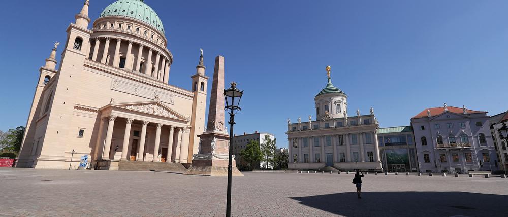 Voll versiegelt: Die Sonne knallt im Sommer auf den Alten Markt, die Nikolaikirche und das Potsdam Museum.