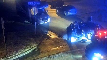Tyre Nichols, ein 29-jähriger Schwarzer, der bei einer Verkehrskontrolle angehalten wurde und drei Tage später starb, sitzt an einem Polizeiauto.