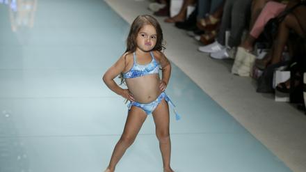 Ein dreijähriges Mädchen, Taylen Biggs, führt auf einer Modenschau in Miami  einen Bikini vor.