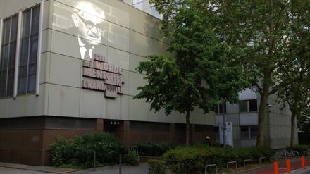 Generalstaatsanwalt Fritz Bauer initiierte den Schriftzug „Die Würde des Menschen ist unantastbar“ am Justizzentrum in Frankfurt.