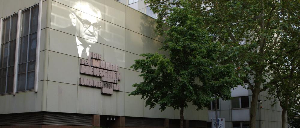 Generalstaatsanwalt Fritz Bauer initiierte den Schriftzug „Die Würde des Menschen ist unantastbar“ am Justizzentrum in Frankfurt.