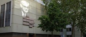 Generalstaatsanwalt Fritz Bauer initiierte den Schriftzug „Die Würde des Menschen ist unantastbar“ am Justizzentrum in Frankfurt.