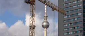 Eine Baustelle für ein Wohnhaus und der Fernsehturm in Berlin-Mitte. 11.02.2022, Berlin, GER - Eine Baustelle für ein Wohnhaus und der Fernsehturm in Berlin-Mitte., Berlin Berlin Deutschland, DEU Wohnungsbau