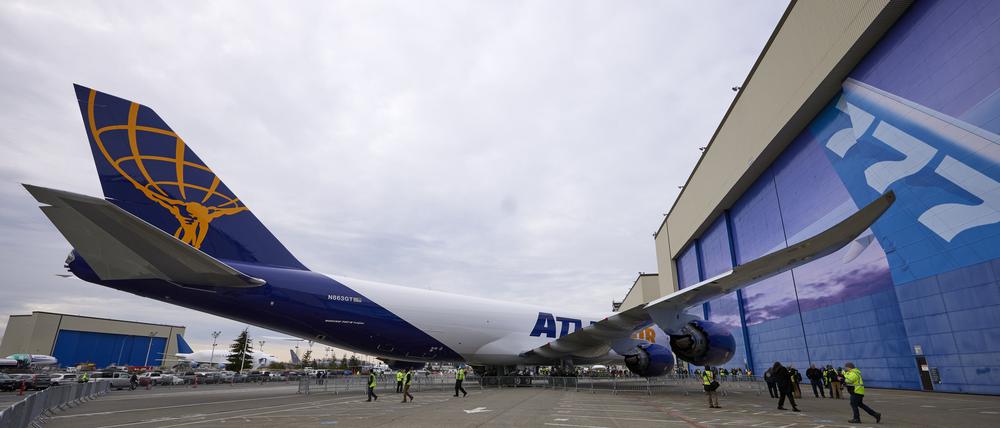 Die letzte Boeing 747 steht bei einer Auslieferungszeremonie auf dem Rollfeld vor dem Werk. 