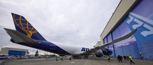 Die letzte Boeing 747 steht bei einer Auslieferungszeremonie auf dem Rollfeld vor dem Werk. 