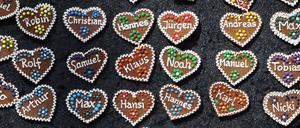 Bildnummer: 57963645 Datum: 08.04.2012 Copyright: imago/fossiphoto
Vornamens-Schilder, aufgenommen während eines Marktes in Herrsching, Bayern, am Sonntag, 8. April 2012. Vornamen, Namen, Namensgebung, Geburt, Geburtenrate, Weltbevölkerung, Herz, Herzen, beliebteste Namen Objekte Symbolfoto Namen Namensherzen Herz xdp x0x 2012 quer
57963645 Date 08 04 2012 Copyright Imago fossiphoto Signs Date during a Market in Herrsching Bavaria at Sunday 8 April 2012 First name Name Naming Birth Birth rate World population Heart Heart most popular Name Objects Symbolic image Name Heart XDP x0x 2012 horizontal