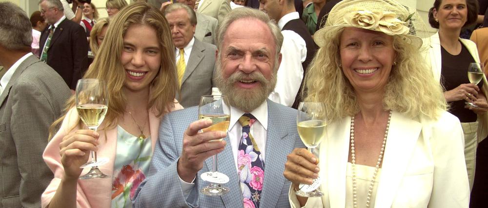 Ein Foto aus einer anderen Zeit: Firmengründer Peter Dussmann mit Ehefrau Catherine und Tochter Angela im Sommer 2002.