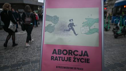 Ein Poster von Protesten gegen das Abtreibungsverbot steht in Krakau. 