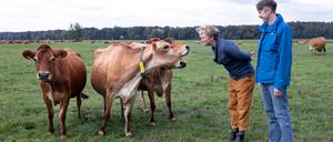Quereinsteiger Yule Seifert und Paul Thomas von der Hofmolkerei Urstromkäse