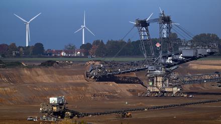 ARCHIV - 19.10.2022, Nordrhein-Westfalen, Jüchen: Ein Schaufelradbagger arbeitet im Braunkohletagebau Garzweiler. Im Hintergrund ist die Ortschaft Lützerath zu sehen. Auch bei einem vollständigen vorgezogenen Kohleausstieg bis 2030 wäre eine sichere Stromversorgung gewährleistet - zu diesem Ergebnis kommt ein Bericht der Bundesnetzagentur. (zu dpa: "Bericht: Auch bei früherem Kohleausstieg Stromversorgung sicher") Foto: Federico Gambarini/dpa +++ dpa-Bildfunk +++
