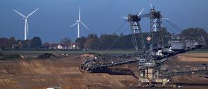 ARCHIV - 19.10.2022, Nordrhein-Westfalen, Jüchen: Ein Schaufelradbagger arbeitet im Braunkohletagebau Garzweiler. Im Hintergrund ist die Ortschaft Lützerath zu sehen. Auch bei einem vollständigen vorgezogenen Kohleausstieg bis 2030 wäre eine sichere Stromversorgung gewährleistet - zu diesem Ergebnis kommt ein Bericht der Bundesnetzagentur. (zu dpa: "Bericht: Auch bei früherem Kohleausstieg Stromversorgung sicher") Foto: Federico Gambarini/dpa +++ dpa-Bildfunk +++