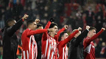 Unions Spieler feiern den Sprung ins Viertelfinale.