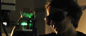 Eine Physikerin untersucht an der TU Berlin die Struktur von Enzymen und Biomolekülen mittels Laserspektroskopie.