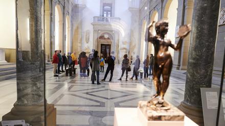 Besucher nehmen im Bode-Museum an einer Führung Teil. 