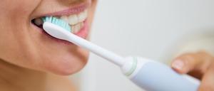 Stiftung Warentest hat elektrische Zahnbürsten von Sonicare, Oral-B und dm getestet.