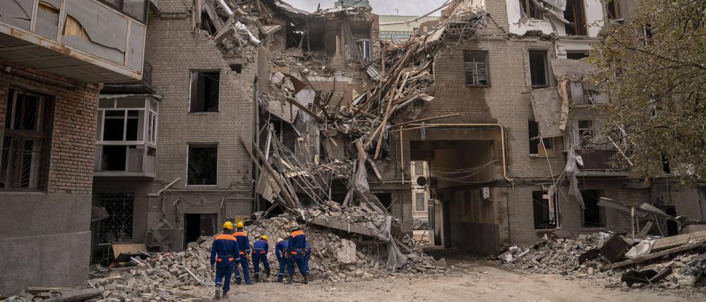 Aufräumarbeiten nach einem Raketenangriff auf Charkiw im September 2022.
