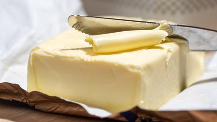 Ein Stück Butter liegt auf einem Tisch. 