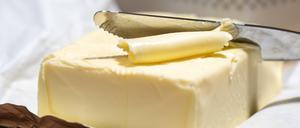 Ein Stück Butter liegt auf einem Tisch.