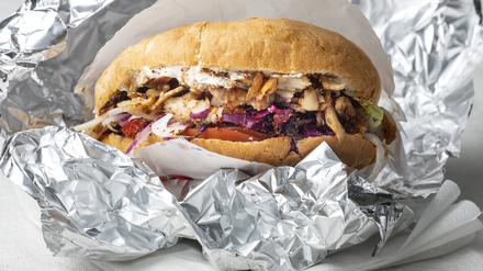 Döner Kebap in Pita-Brot *** Döner Kebap in Pita Bread 1035307555