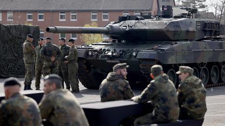  Soldaten der Bundeswehr während eines Besuchs von Verteidigungsminister Boris Pistorius in der Generalfeldmarschall-Rommel-Kaserne im Kreis Lippe.