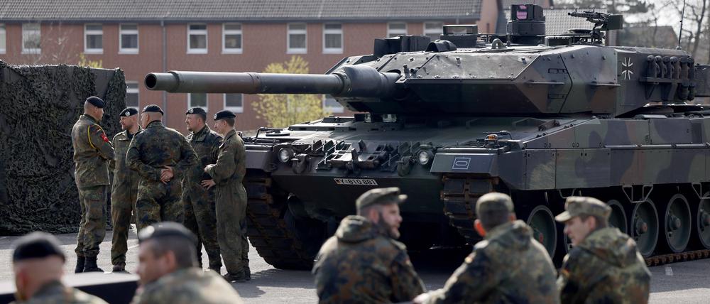  Soldaten der Bundeswehr während eines Besuchs von Verteidigungsminister Boris Pistorius in der Generalfeldmarschall-Rommel-Kaserne im Kreis Lippe.