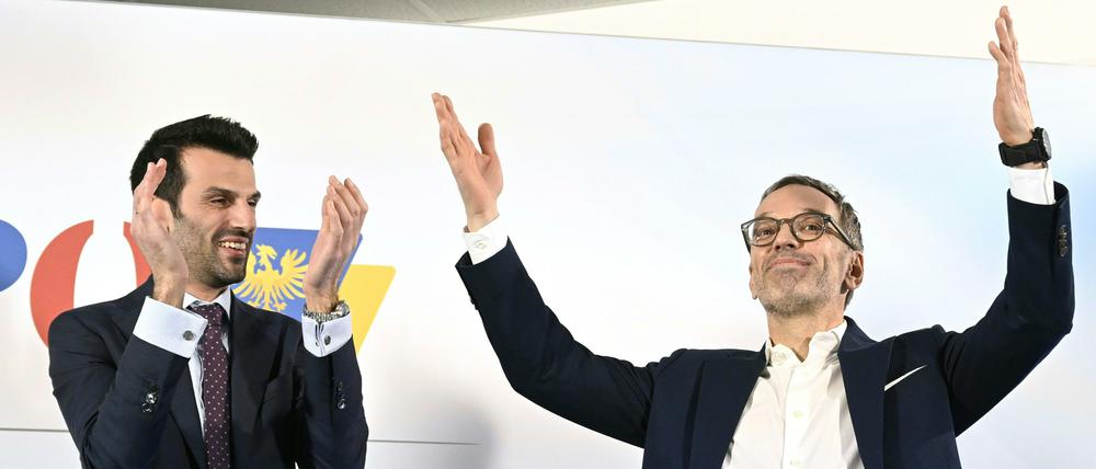 FPÖ-Bundesparteichef Herbert Kickl (r.) und Spitzenkandidat Udo Landbauer bei der Wahlfeier in St. Pölten, Niederösterreich.