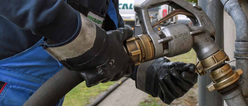 Teures Heizöl: Als Folge des Kriegs in der Ukraine sind nicht nur Strom und Gas teurer geworden, sondern auch Öl, Pellets oder Kohle. Die Hilfsprogramme des Bundes hatten Betroffenen bislang keine Entlastung gebracht, der Senat ist hier einen Schritt weiter.