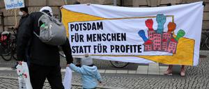 Spontane Demonstration vor dem Potsdamer Stadthaus gegen die Aufhebung der Mietendeckelung in Berlin (Symbolbild). 