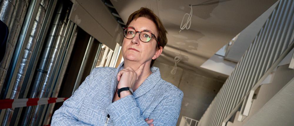 Klara Geywitz (SPD), Bundesministerin für Bau und Wohnen, bei einem Besuch eines Projekts für «seriellen und modularen Wohnungsbau“ in Berlin-Neukölln.