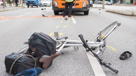 Ein Fahrrad liegt nach einem Verkehrsunfall auf der Straße. 